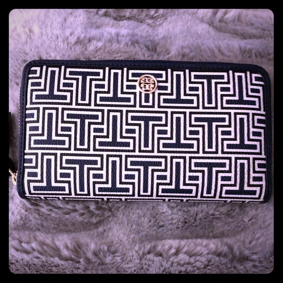 Tory Burch Handbags - Tory Burch Geo T Wallet in Navy & White.